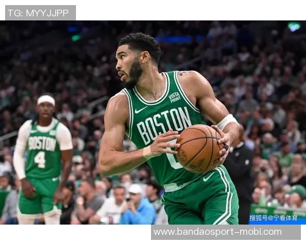 科塔赞塔图姆在场上如教练般引领队伍积极发声助力团队前行